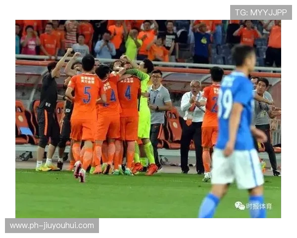 以足球组合技术比赛为核心探讨团队协作与竞技水平提升路径研究